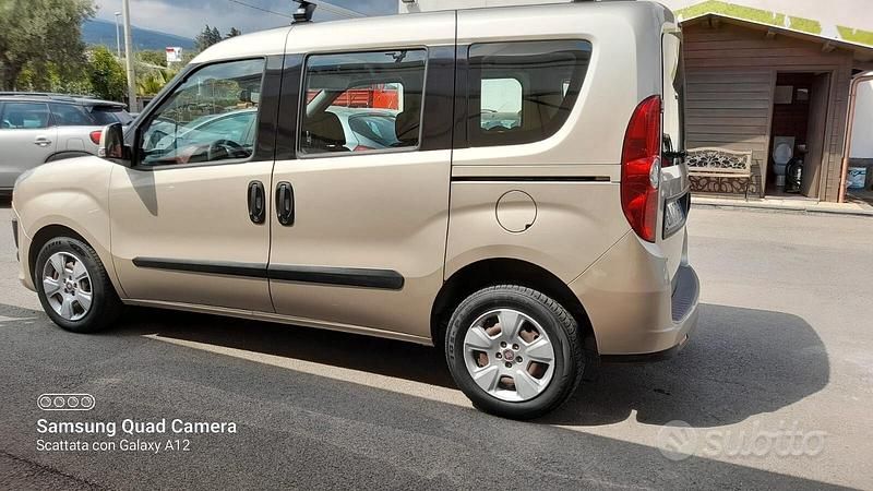 Usata Fiat Doblò Dynamic 105 CV (77 kW) 2012 Oro Monovolume