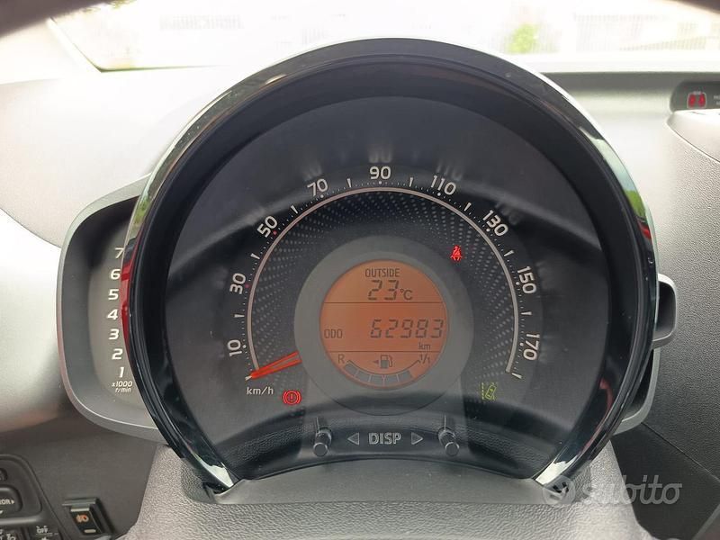 Usata Toyota Aygo 72 CV (52 kW) 2018 Rosso Utilitaria