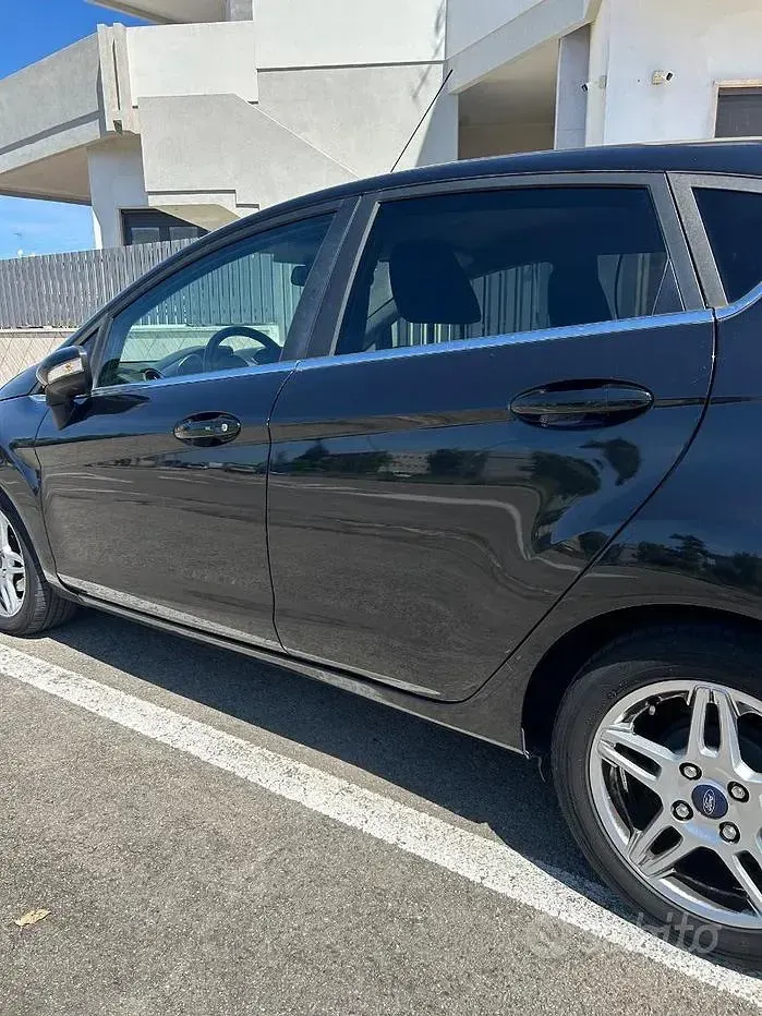 Second-hand Ford Fiesta Titanium 75 CP (55 kW) 2014 Negru Hatchback