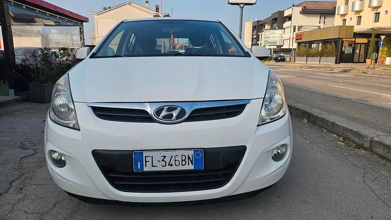 Usata Hyundai i20 Edition 85 CV (62 kW) 2013 Bianco Utilitaria