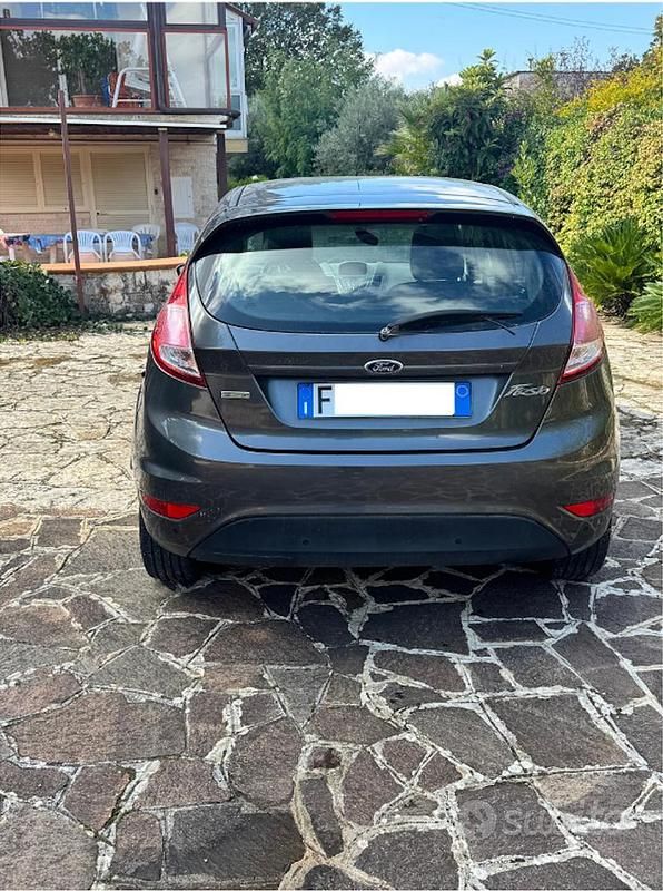 Usata Ford Fiesta 100 CV (73 kW) 2017 Grigio Utilitaria