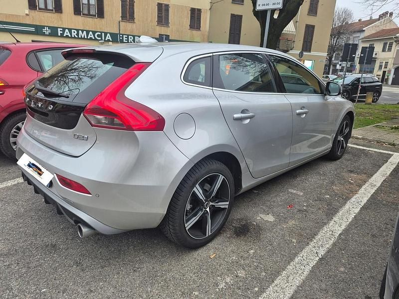 Usata Volvo V40 R-Design 119 CV (87 kW) 2017 Argento Berlina