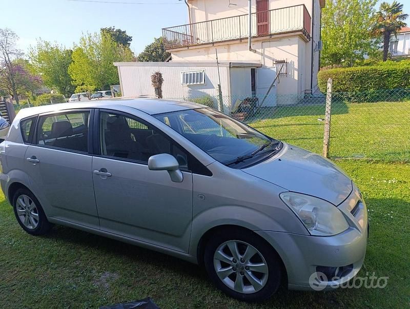 Usata Toyota Corolla Verso 2008 Grigio Monovolume