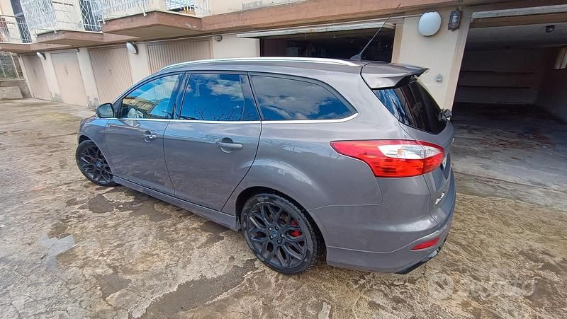 Usata Ford Focus Individual 163 CV (119 kW) 2013 Grigio Station wagon