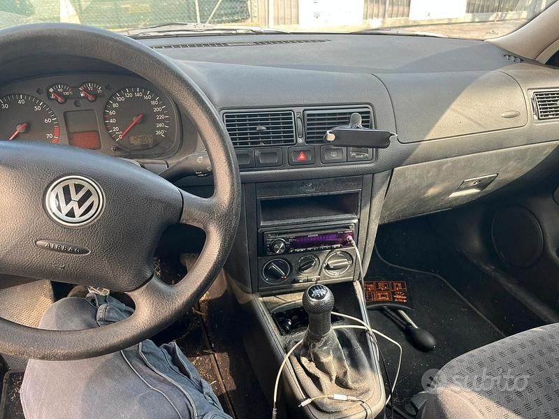 Usata VW Golf IV 100 CV (73 kW) 2000 Grigio Utilitaria