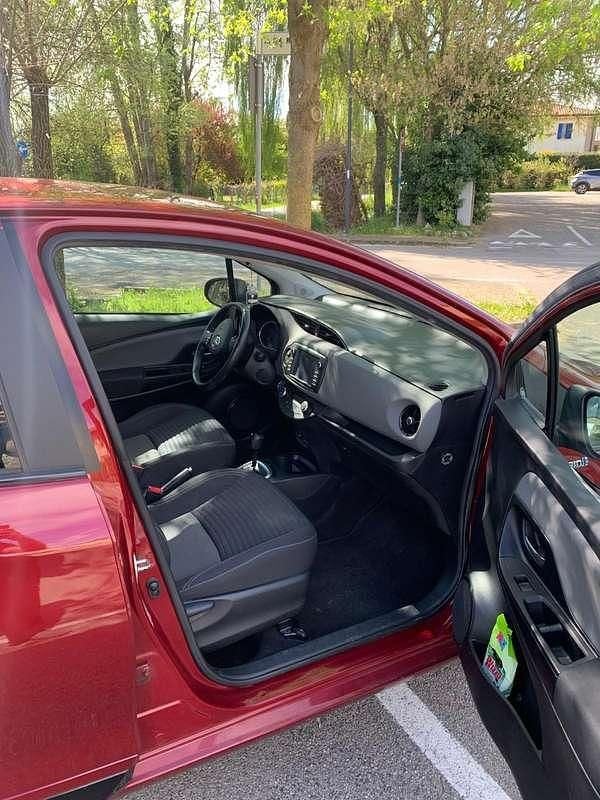 Usata Toyota Yaris Hybrid Active 73 CV (53 kW) 2017 Rosso Berlina