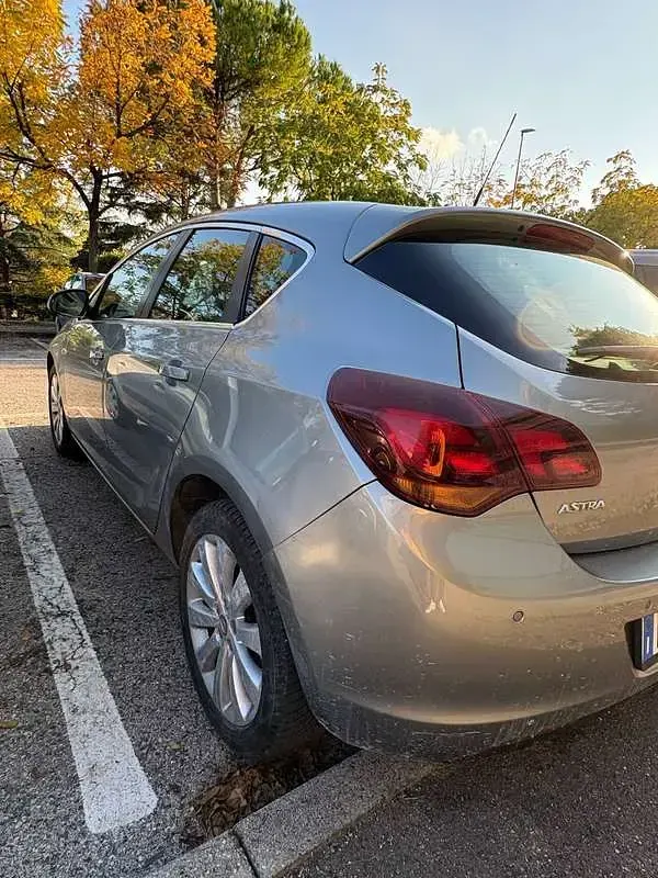 Usata Opel Astra 116 CV (85 kW) 2011 Grigio