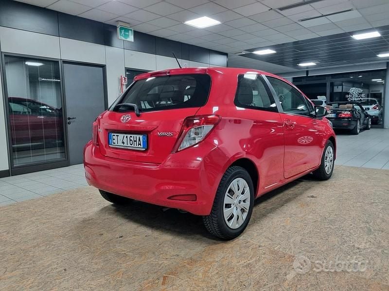 Usata Toyota Yaris 69 CV (50 kW) 2013 Rosso Utilitaria