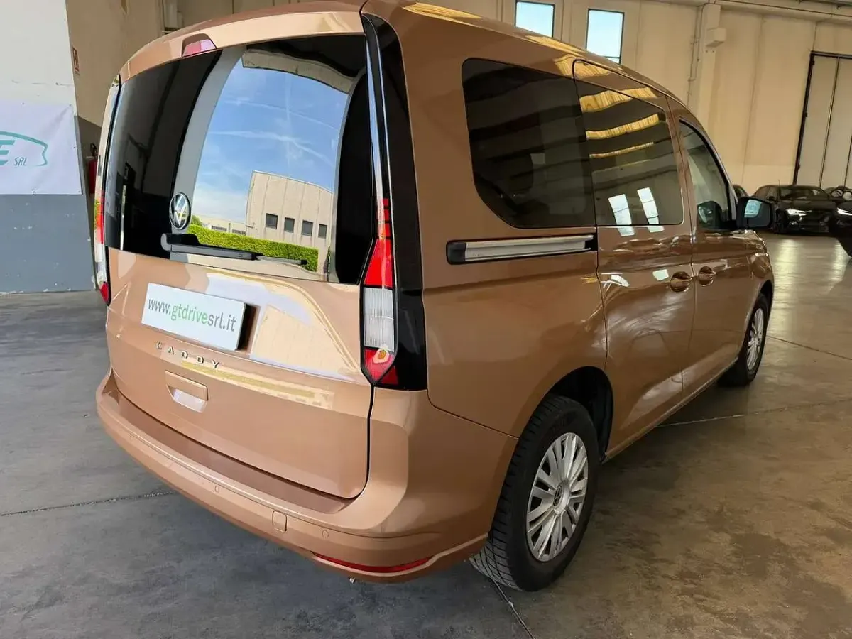Usata VW Caddy 102 CV (75 kW) 2023 Bronzo metallizzato Monovolume