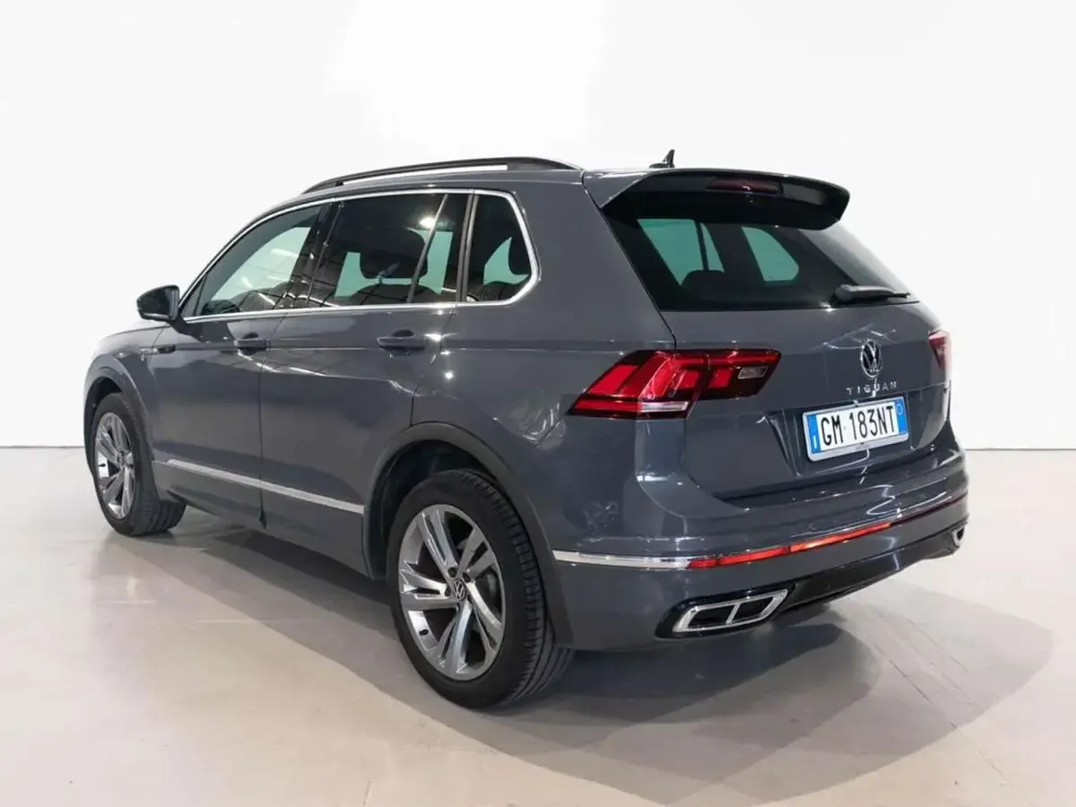 Usata VW Tiguan R-line 150 CV (110 kW) 2023 Grigio chiaro SUV