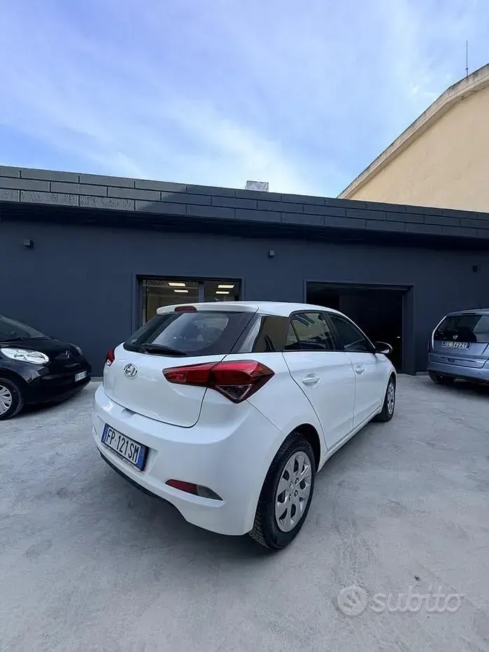 Usata Hyundai i20 Comfort 75 CV (55 kW) 2018 Bianco Berlina