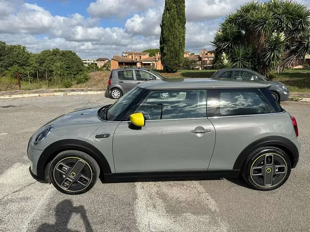 Usata Mini Cooper SE Classic 75 kW (102 CV) 2022 Grigio Utilitaria