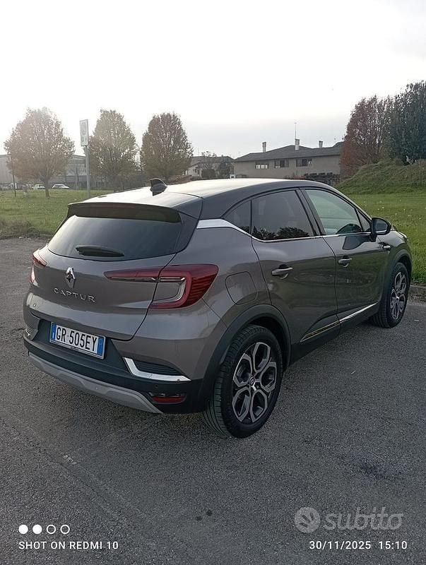 Usata Renault Captur 101 CV (74 kW) 2023 Grigio SUV