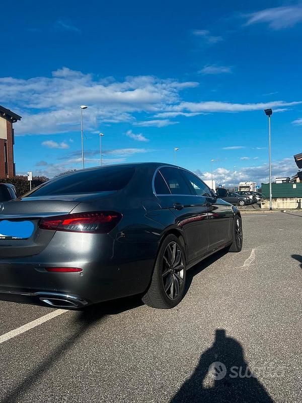 Usata Mercedes E200 163 CV (119 kW) 2024 Grigio Berlina