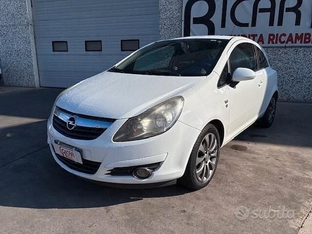 Usata Opel Corsa Edition 75 CV (55 kW) 2010 Bianco Berlina