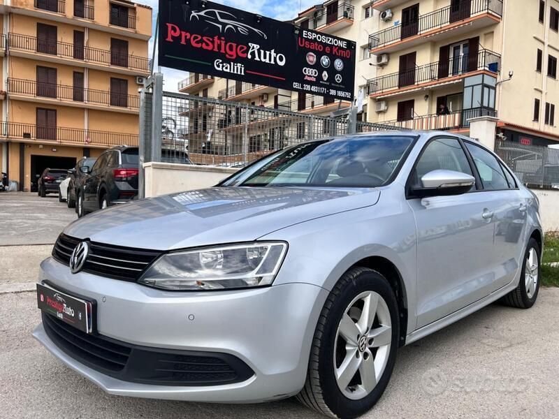 Grigio Usata 2012 VW Jetta Tre volumi | 7900 € - Immagine 1/4
