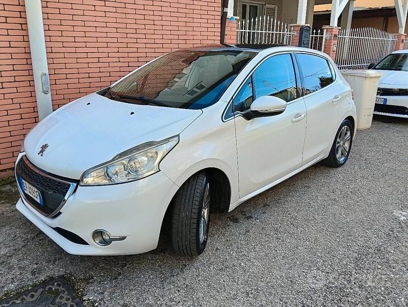 Usata Peugeot 208 68 CV (50 kW) 2013 Bianco Utilitaria