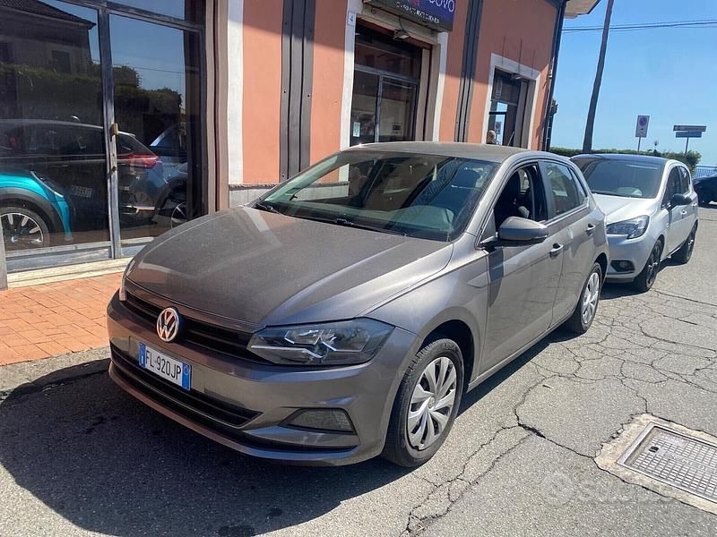 Grigio Usata 2017 VW Polo Comfortline Tre volumi | 7500 € (Buon prezzo) - Immagine 1/4