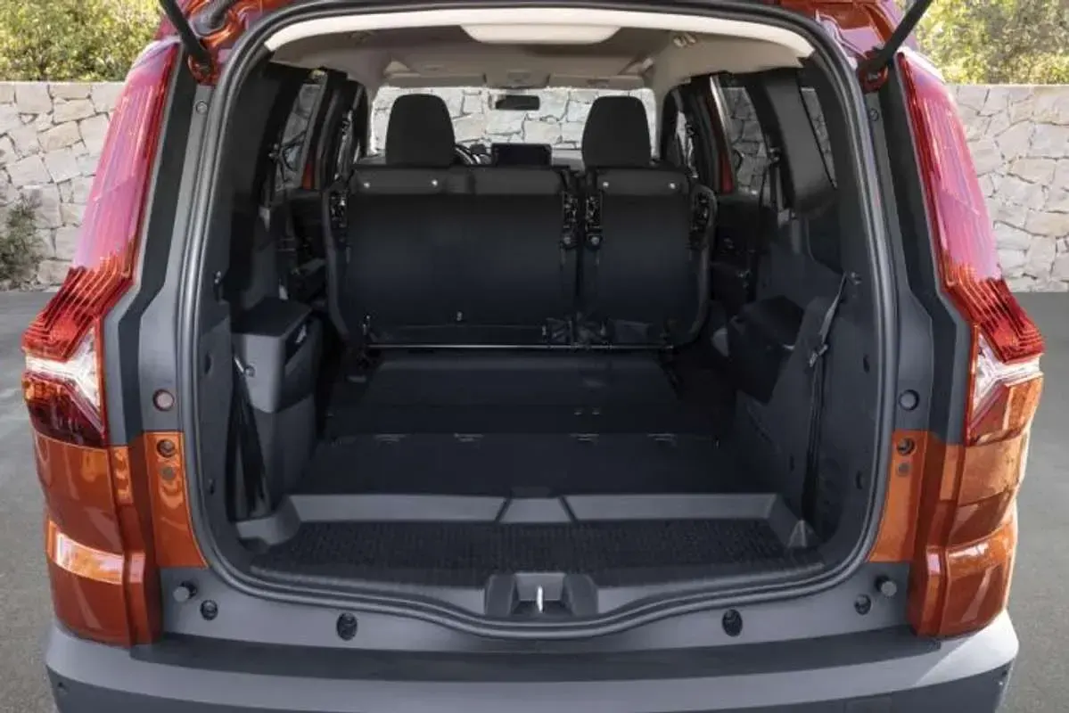 Usata Dacia Jogger Essentiel 101 CV (74 kW) 2023 Argento Monovolume