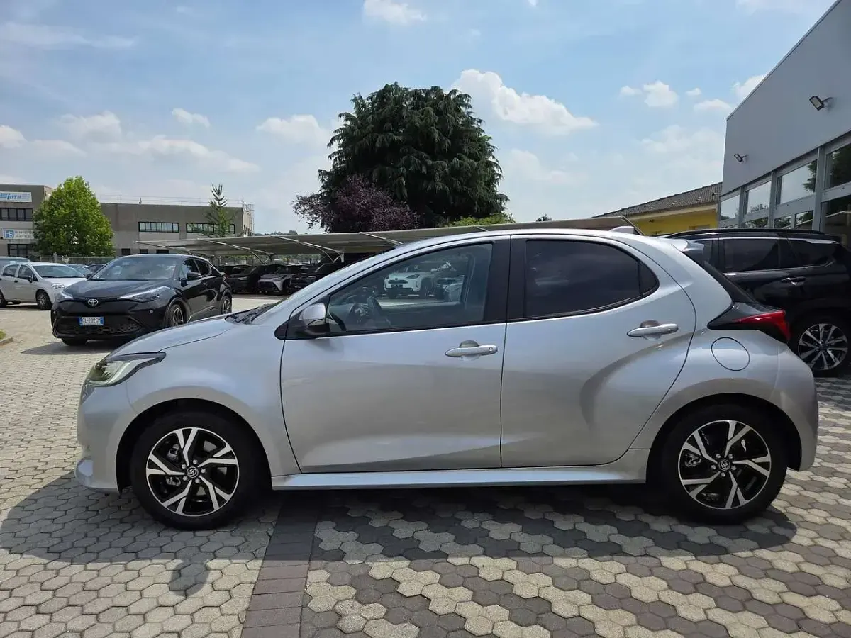 Usata Toyota Yaris Hybrid Business Edition 92 CV (67 kW) 2025 Silver met Berlina