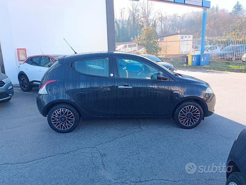 Usata Lancia Ypsilon 69 CV (50 kW) 2018 Nero Utilitaria