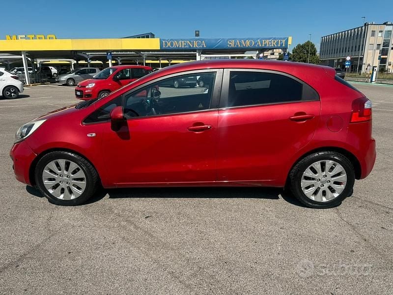 Usado Kia Rio 90 HP (66 kW) 2011 Vermelho Sedan