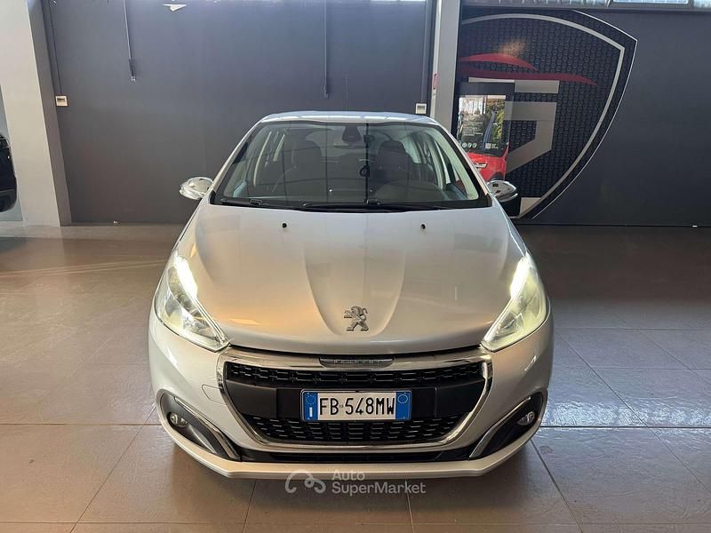 Grigio Usata 2016 Peugeot 208 GT-line Due volumi | 4500 € (Buon prezzo) - Immagine 1/4