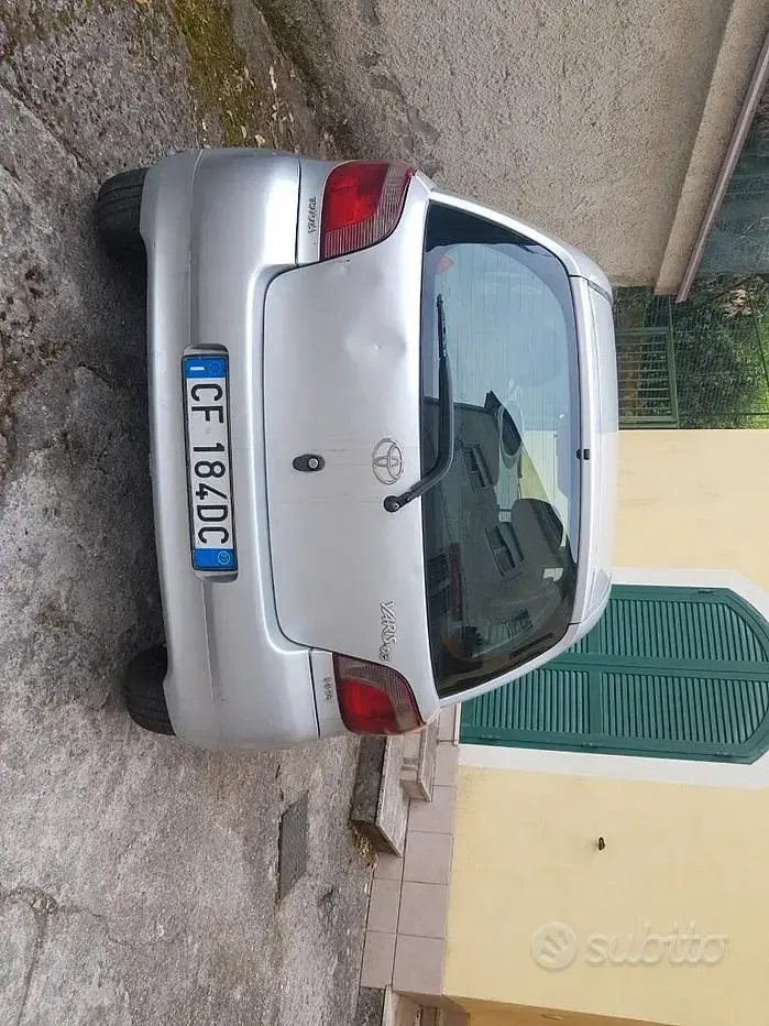 Usata Toyota Yaris 65 CV (47 kW) 2003 Grigio Berlina