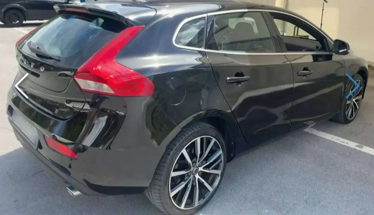Usata Volvo V40 Inscription 190 CV (139 kW) 2018 Nero Berlina