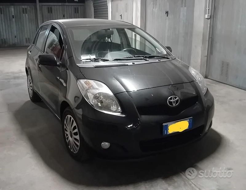 Usata Toyota Yaris Sol 90 CV (66 kW) 2010 Nero Utilitaria