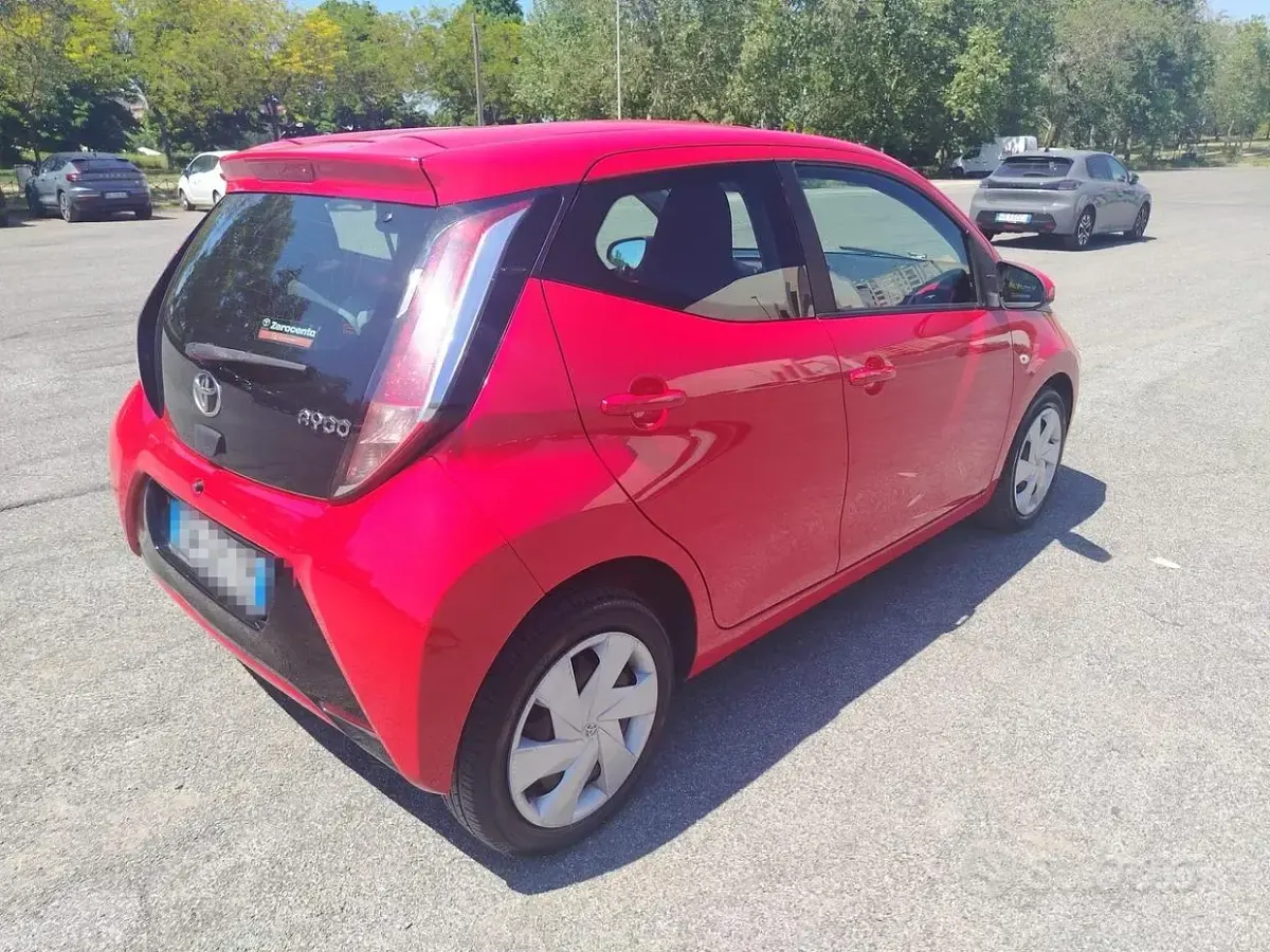 Second-hand Toyota Aygo X-play 69 CP (50 kW) 2014 Roșu Hatchback
