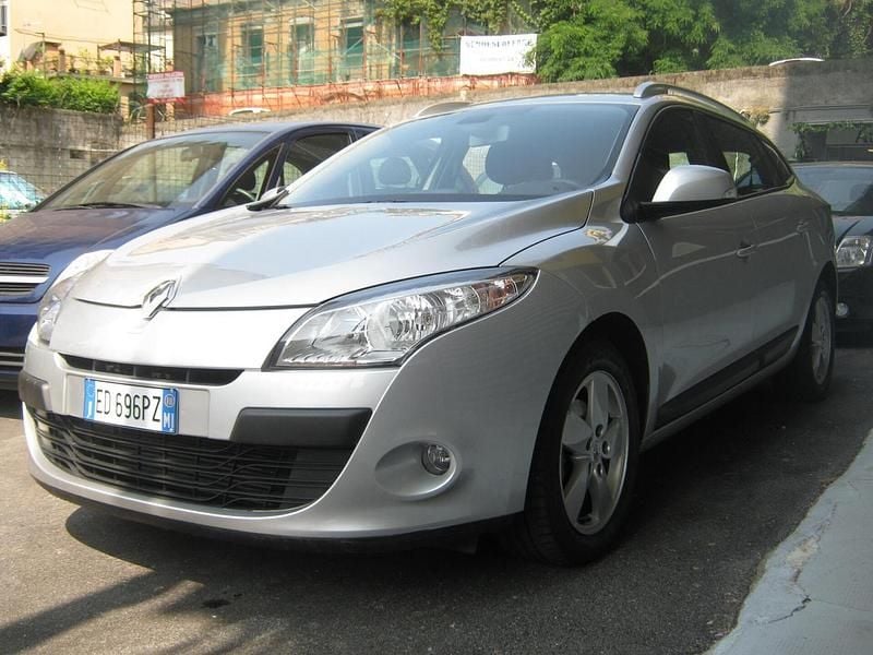 Argento Usata 2010 Renault Mégane GrandTour Station wagon | 7300 € (Buon prezzo) - Immagine 1/4