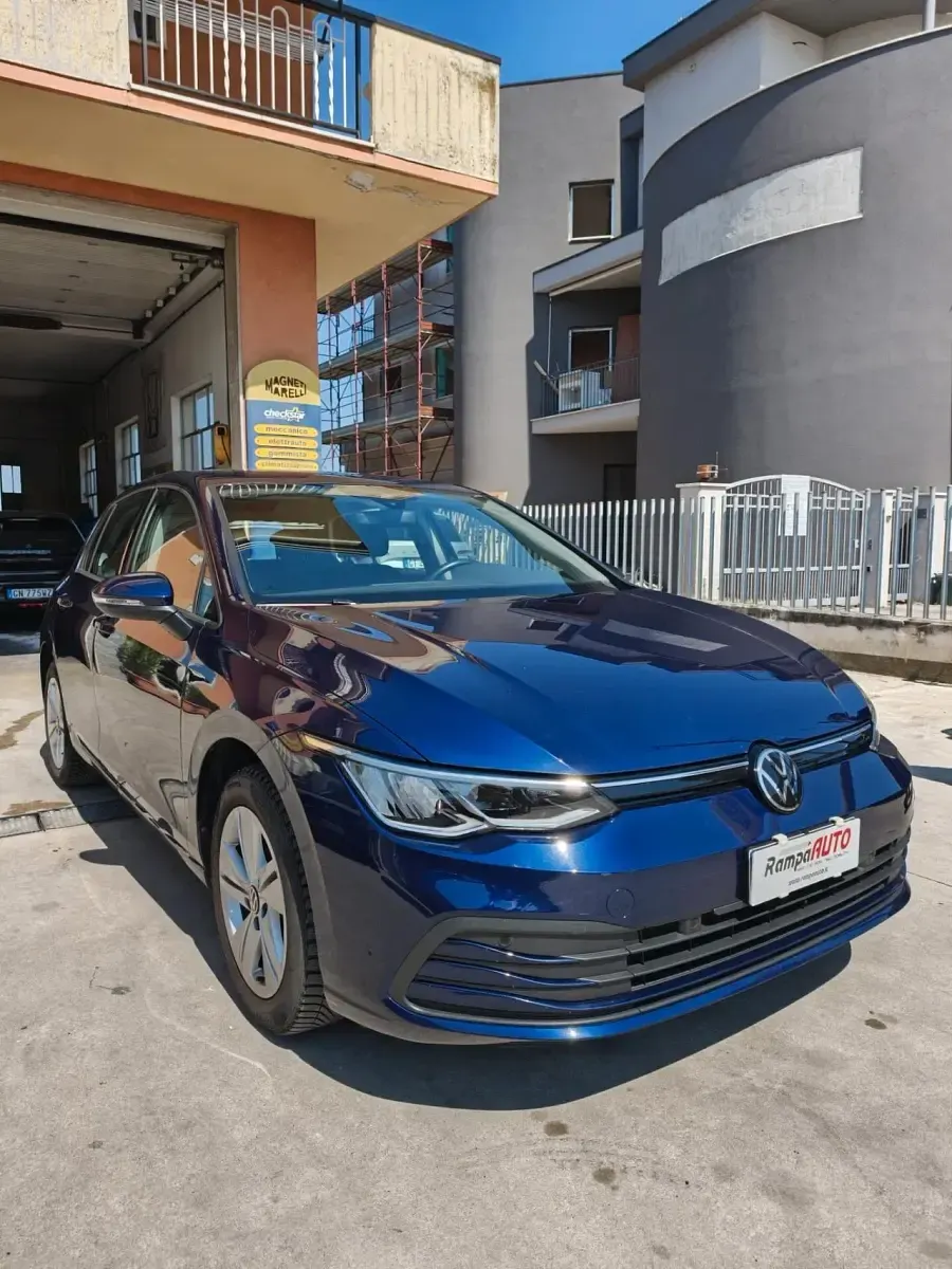 Usata VW Golf VIII Life 131 CV (96 kW) 2023 Blu Berlina