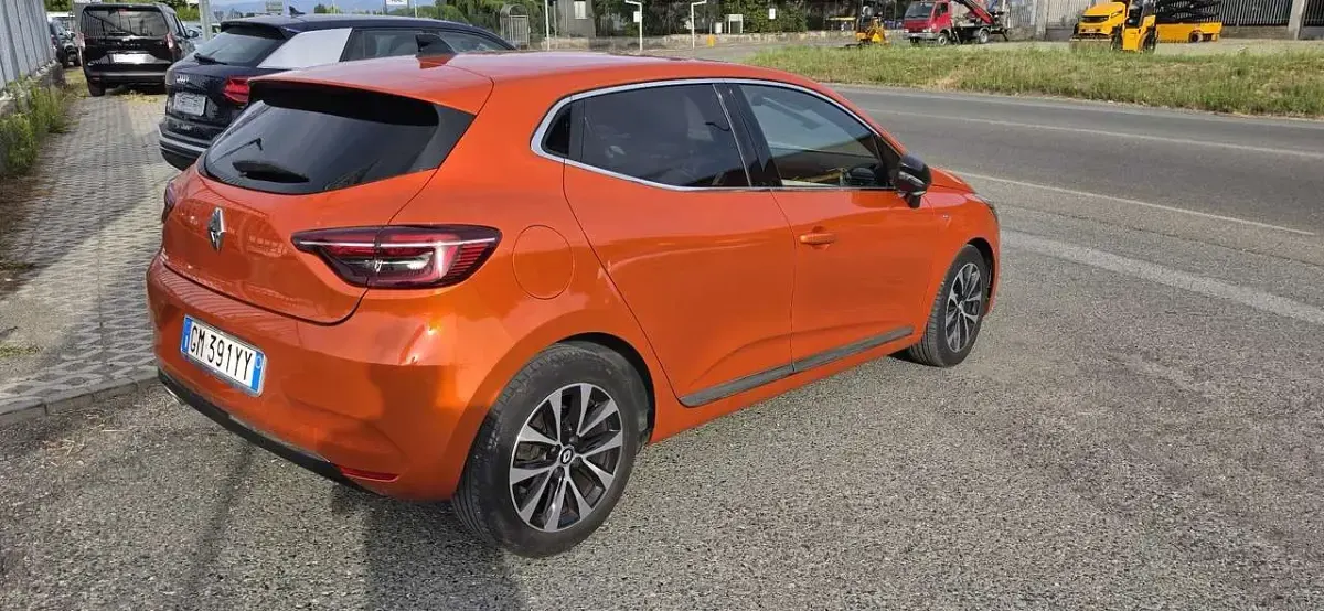 Usata Renault Clio V Techno 101 CV (74 kW) 2023 Arancione Berlina