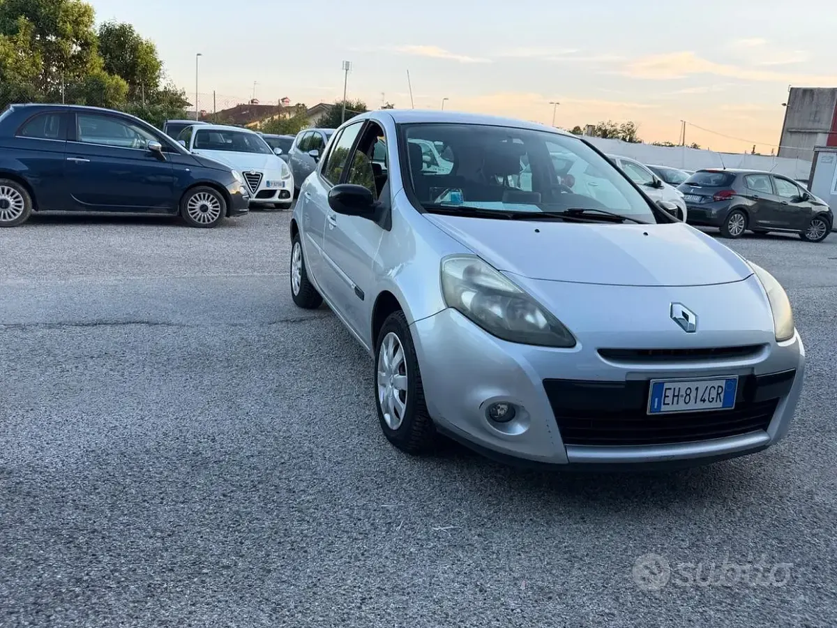 Usata Renault Clio II Dynamique 75 CV (55 kW) 2011 Grigio Berlina