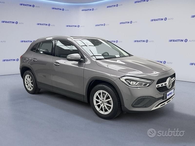 Usata Mercedes GLA200 Business 163 CV (119 kW) 2022 Grigio scuro SUV