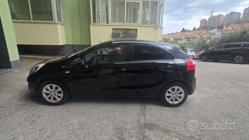 Nero Usata 2012 Kia Rio Due volumi | 3800 € (Buon prezzo) - Immagine 1/4