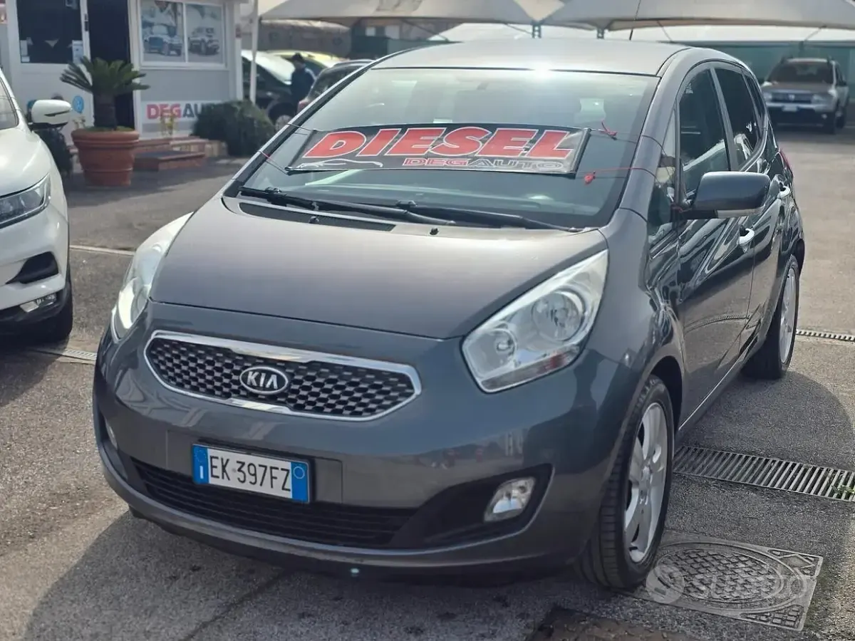 Usado Kia Venga EX 90 CV (66 kW) 2012 Gris Utilitario