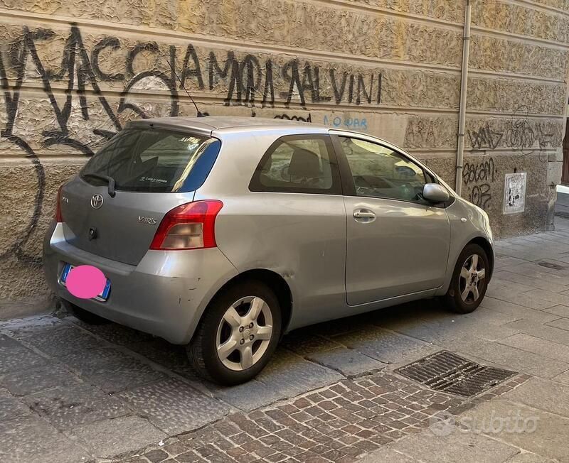 Usata Toyota Yaris 65 CV (47 kW) 2006 Grigio Utilitaria