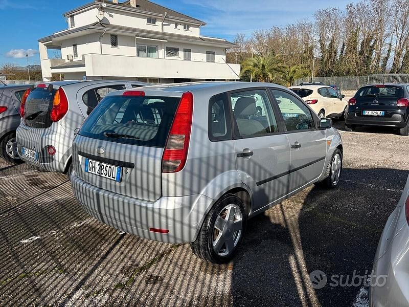 Usata Ford Fiesta 75 CV (55 kW) 2003 Grigio Berlina