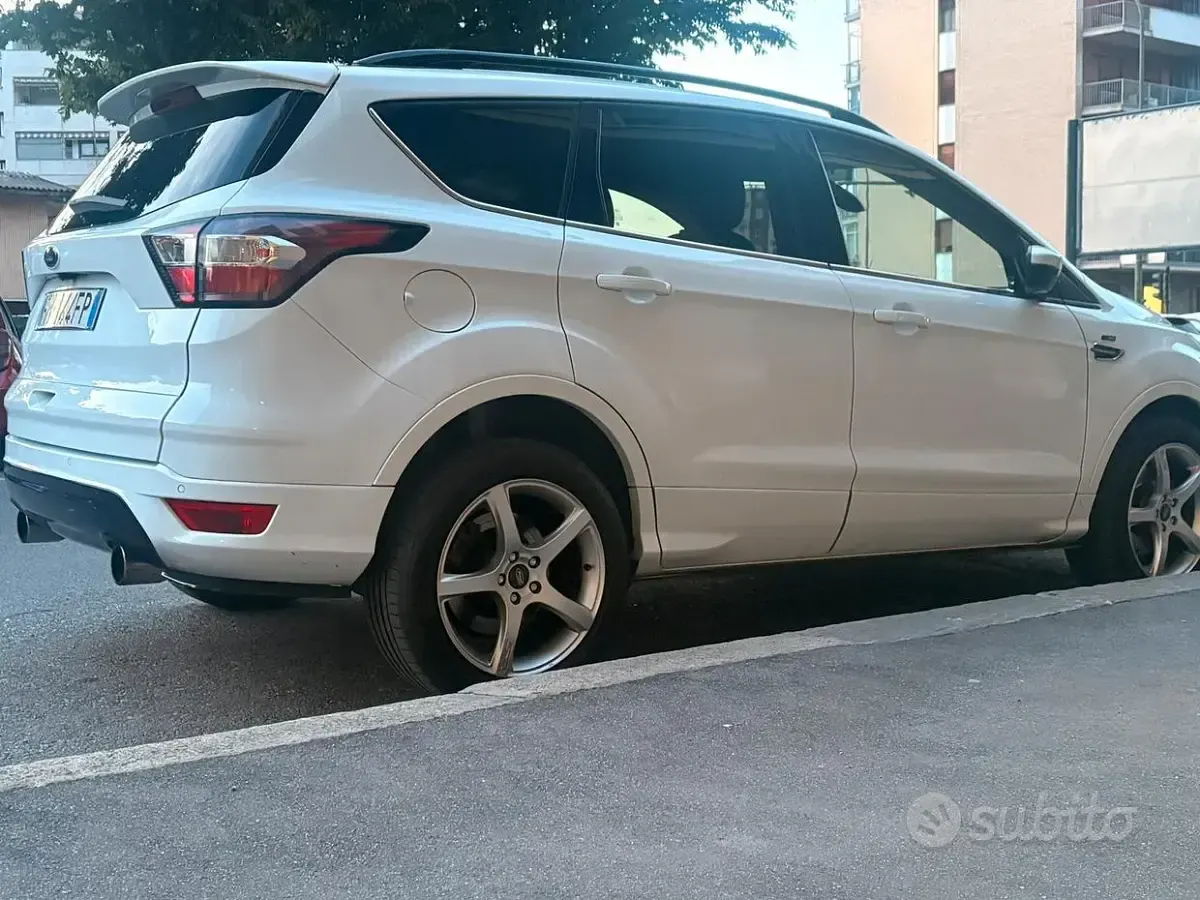 Usata Ford Kuga 120 CV (88 kW) 2018 Bianco SUV