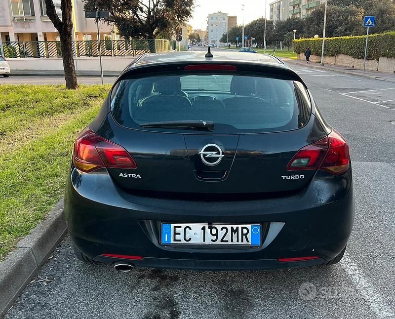 Używany Opel Astra Cosmo 140 KM (102 kW) 2010 Czarny Sedan/Limuzyna