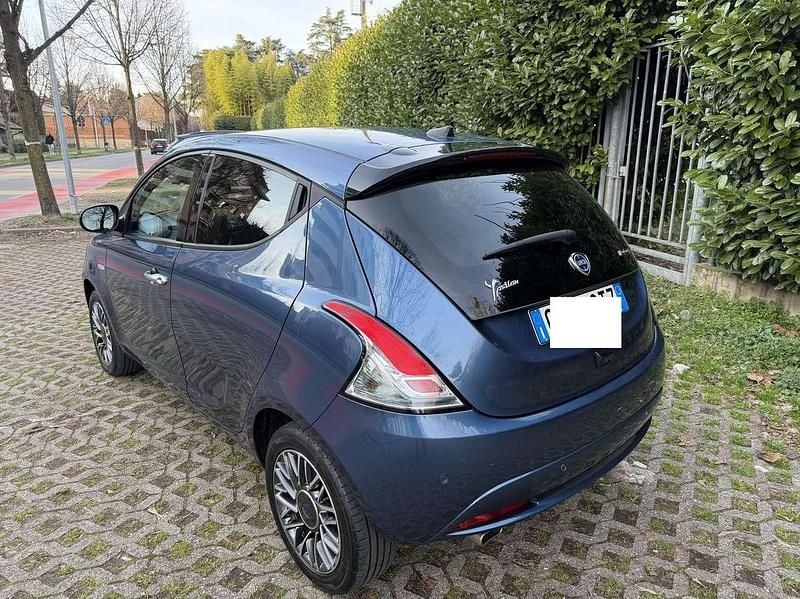 Usata Lancia Ypsilon Gold 69 CV (50 kW) 2023 Blu/azzurro Utilitaria