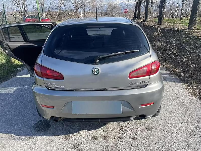 Usata Alfa Romeo 147 Distinctive 120 CV (88 kW) 2006 Grigio Utilitaria