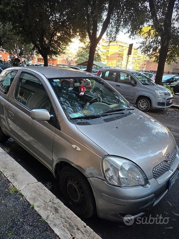 Usata Toyota Yaris Sol 65 CV (47 kW) 2004 Grigio Berlina