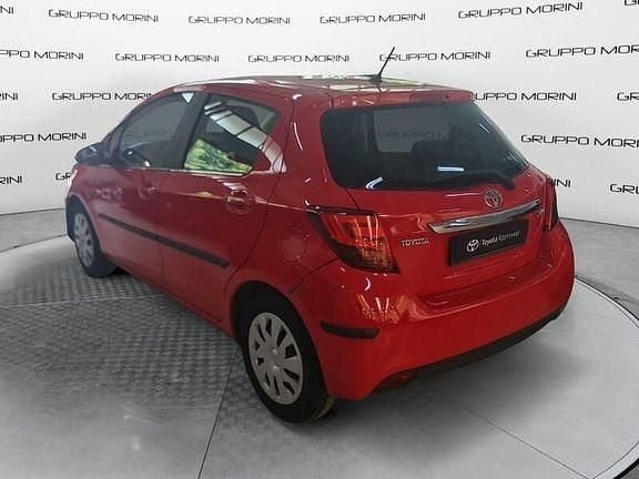 Usata Toyota Yaris Cool 69 CV (50 kW) 2015 Rosso Utilitaria