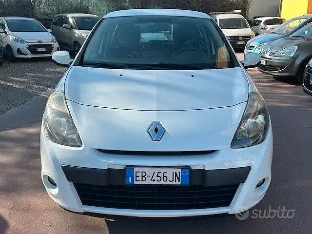 Begagnad Renault Clio II Dynamique 85 HK (62 kW) 2010 Vit Sedan