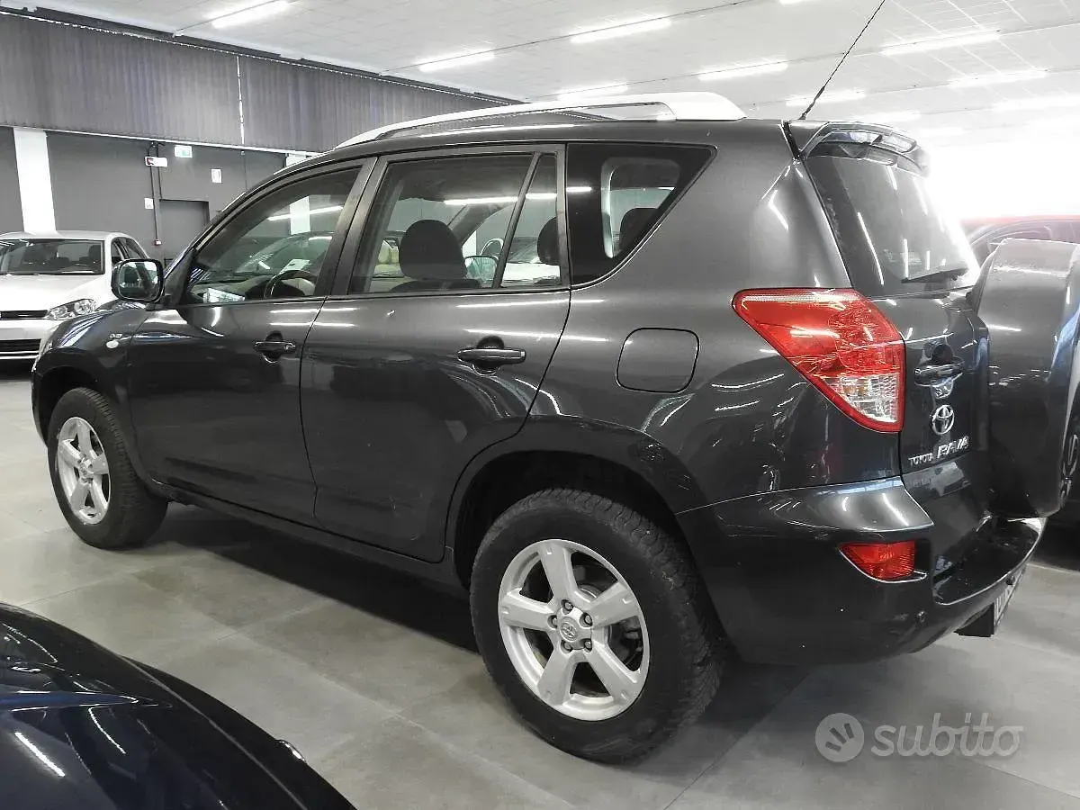 Usata Toyota RAV4 Sol 135 CV (99 kW) 2007 Grigio SUV