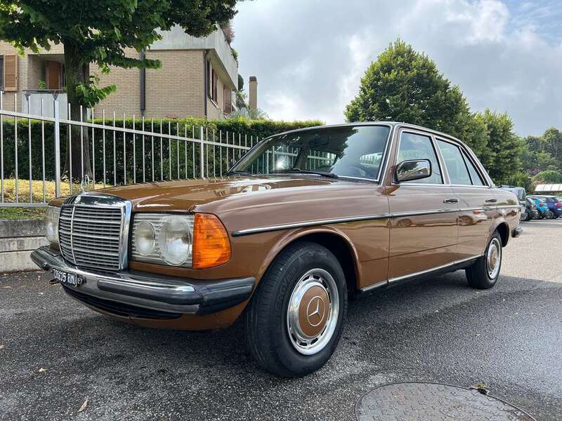 Usato 1980 Mercedes 200 Benzin 109 CV (6.800 €)
