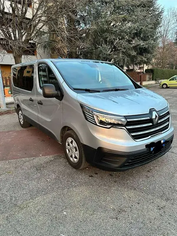 Usata Renault Trafic 150 CV (110 kW) 2024 Argento Monovolume